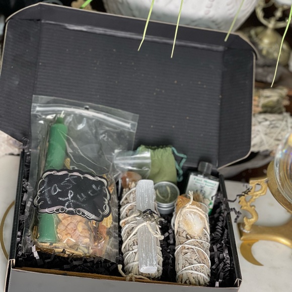 Fast Money Drawing Boxed Mojo Set with Aventurine, Selenite, & Citrine Crystals - Picture 5 of 10